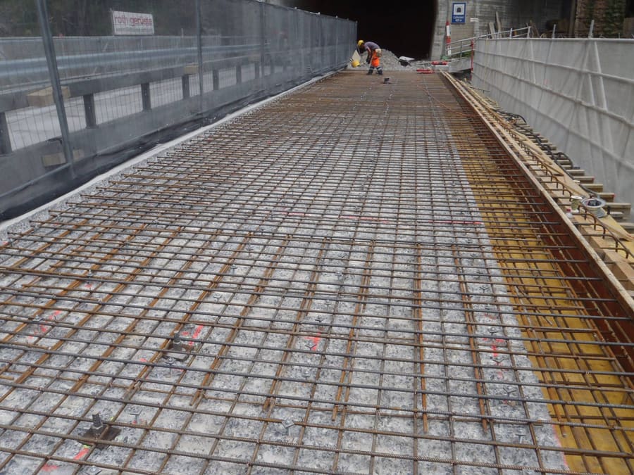 Calfreisentobelbrücke während der Instandsetzung: Bewehrung des Aufbetons auf der aufgerauten Fahrbahnplatte mit Verbindungsdübeln, im Hintergrund das Tunnelportal Calfreisen