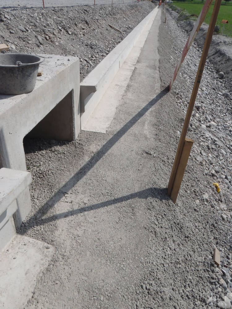 Ende der Leitwand am Durchlass: das Betonelement mit Öffnung führt die Tiere unter der Strasse durch