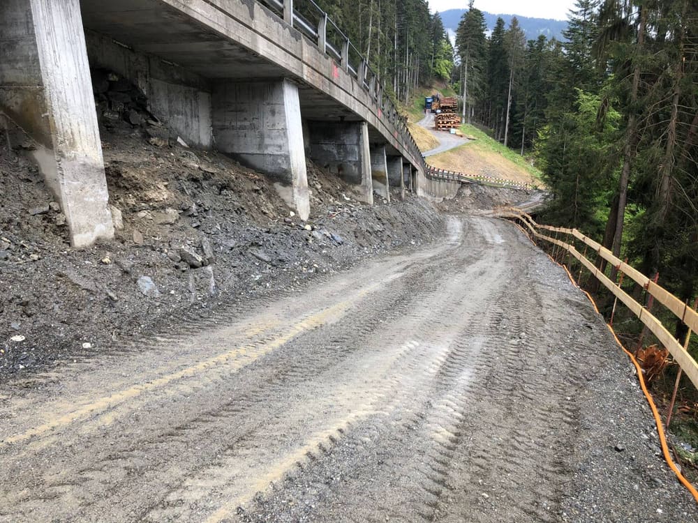 Bestehende Lehnenbrücke vor dem Abbruch, darunter die Baupiste am Hang