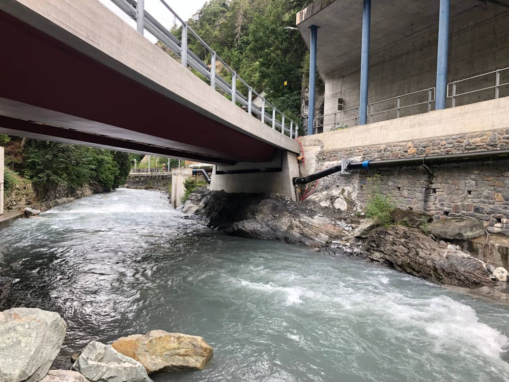 Die neue Plessurbrücke Sassal von der Plessur aus, rechts die Ufermauer und die Galerie der Bahnlinie